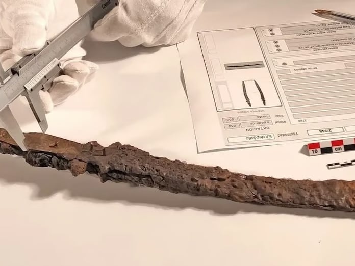 İspanya’da dik olarak gömülü 1.000 yıllık Emevi kılıcı bulundu