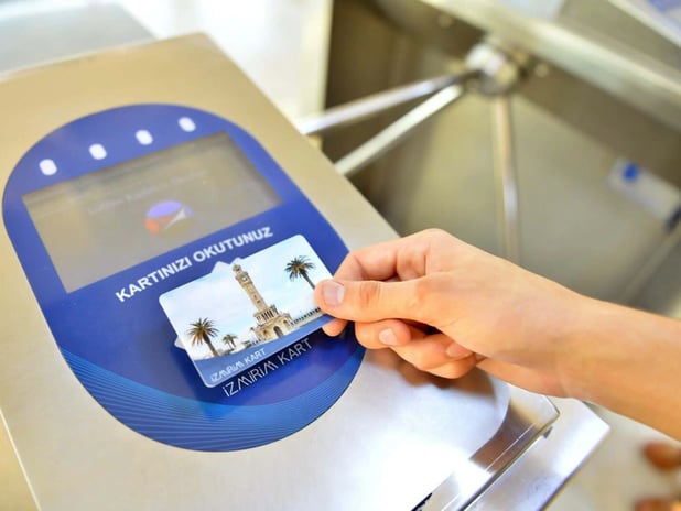 'Öğrenci' silindi 'genç' getirildi! İzmir Büyükşehir Belediyesi'nin ulaşım kararı yargıda 