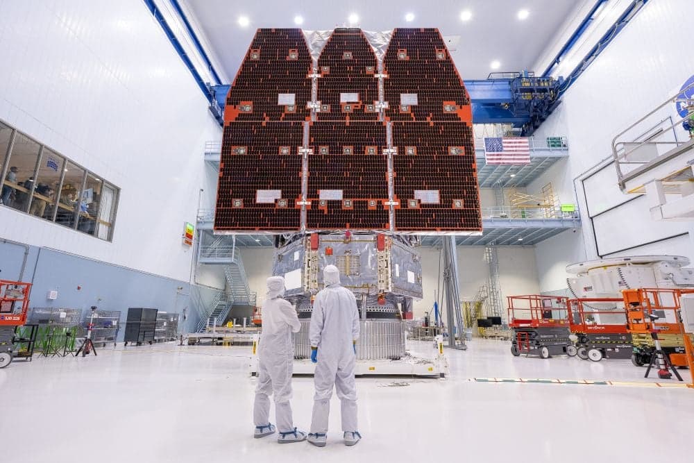 NASA'nın Nancy Grace Roman Uzay Teleskobu, 25 Kasım'da Maryland, Greenbelt'teki Goddard Uzay Uçuş Merkezi'nde iki ana parçasının birleştirilmesinin ardından tamamen monte edildi. Teleskobun Güneş Paneli (SASS) bu görüntüde belirgin bir şekilde görülüyor. Görevin Mayıs 2027'ye kadar fırlatılması planlanıyor, ancak 2026 sonbaharında da fırlatılabilir.