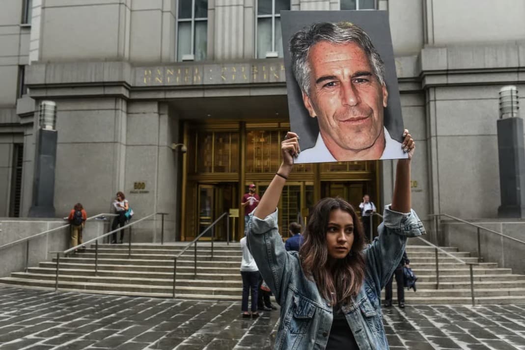 Epstein'in modellik sektörü üzerinden genç kadınlara ulaştığı belirlendi