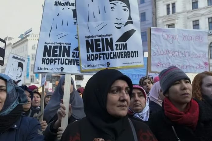 Avusturya'daki okullarda başörtüsü yasağı gündemde