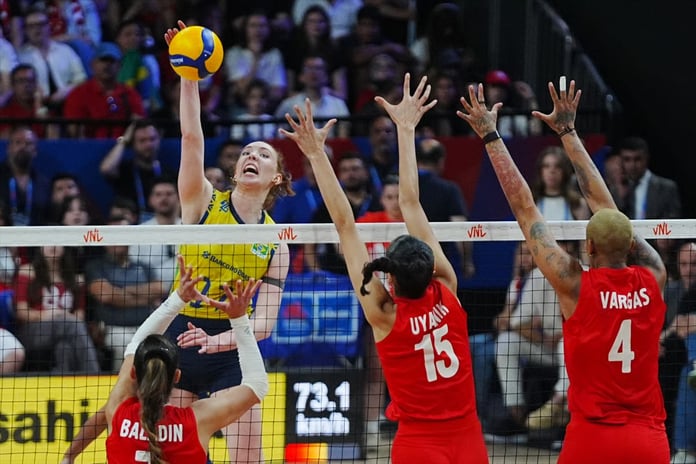 Milletler Ligi'nde ilk yenilgi: Daniele Santarelli ve Ebrar Karakurt'tan maç değerlendirmesi, seyirci rekoru kırıldı