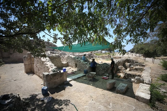 Alexandria Troas Antik Kenti'nde odeon ve çarşı gün yüzüne çıkarılıyor