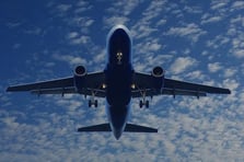 Evli oğlunun sevgilisiyle tatile gitmemesi için bomba ihbarı yaptı