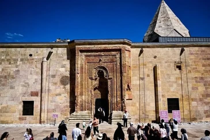 Motif motif işlenen taşlarda gölgeler yüzyıllardır kıyama duruyor