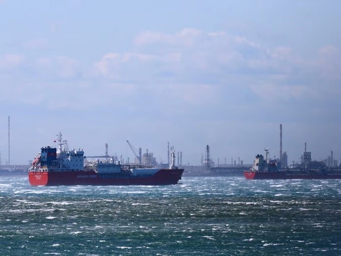 Hindistan'a ait iki petrol tankeri Hürmüz Boğazı'ndan geçti