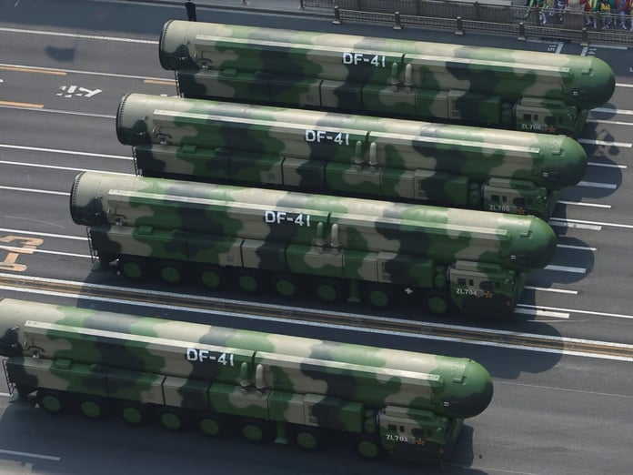 Çin, DF-41 mobil balistik füzelerini kamufle ederek hazırlık seviyesini ve uydu tespitinden kaçınmayı artırıyor