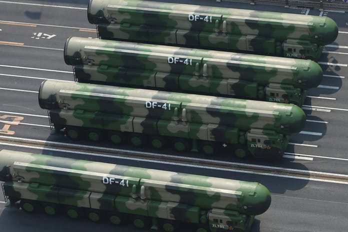 Çin, DF-41 mobil balistik füzelerini kamufle ederek hazırlık seviyesini ve uydu tespitinden kaçınmayı artırıyor