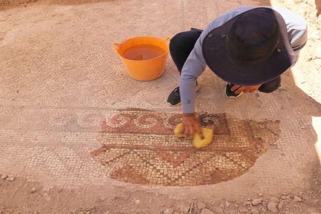 Dara Antik Kenti'nde 1500 yıllık mozaik gün yüzüne çıkarıldı