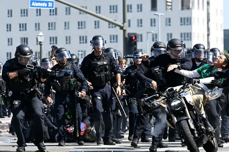 Los Angeles'ta polis ile protestocular arasındaki çatışmalar sürüyor