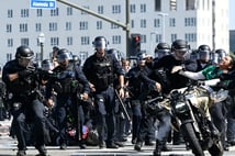 Los Angeles'ta polis ile protestocular arasındaki çatışmalar sürüyor