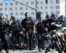 Los Angeles'ta polis ile protestocular arasındaki çatışmalar sürüyor
