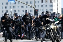 Los Angeles'ta polis ile protestocular arasındaki çatışmalar sürüyor