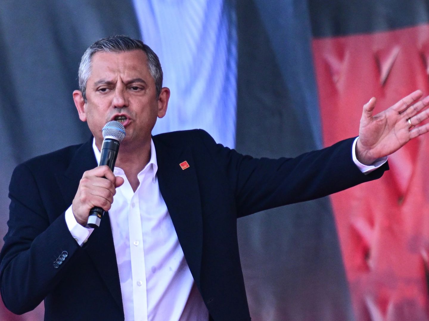  Özgür Özel'den İBB davasının savcısına tehdit