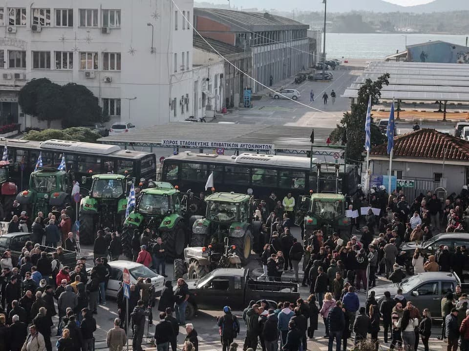 Yunanistan'da çiftçiler limanı ulaşıma kapattı