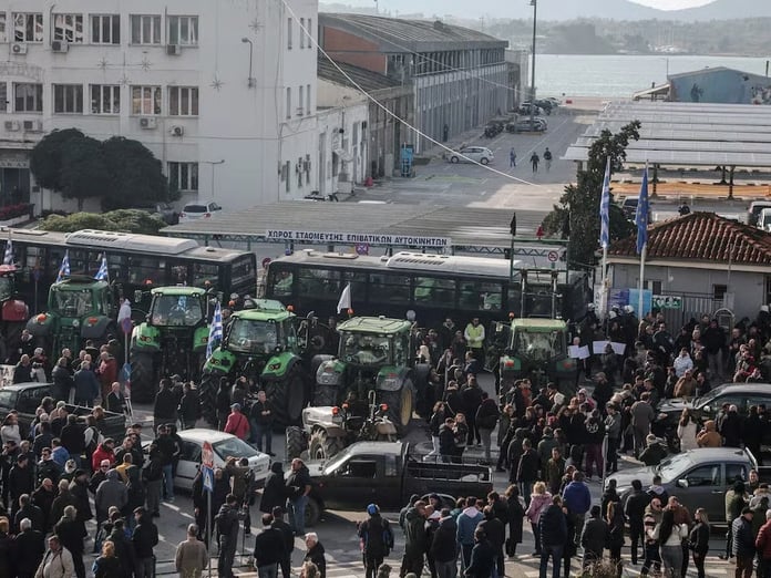 Yunanistan'da çiftçiler Volos Limanı’nı ulaşıma kapattı