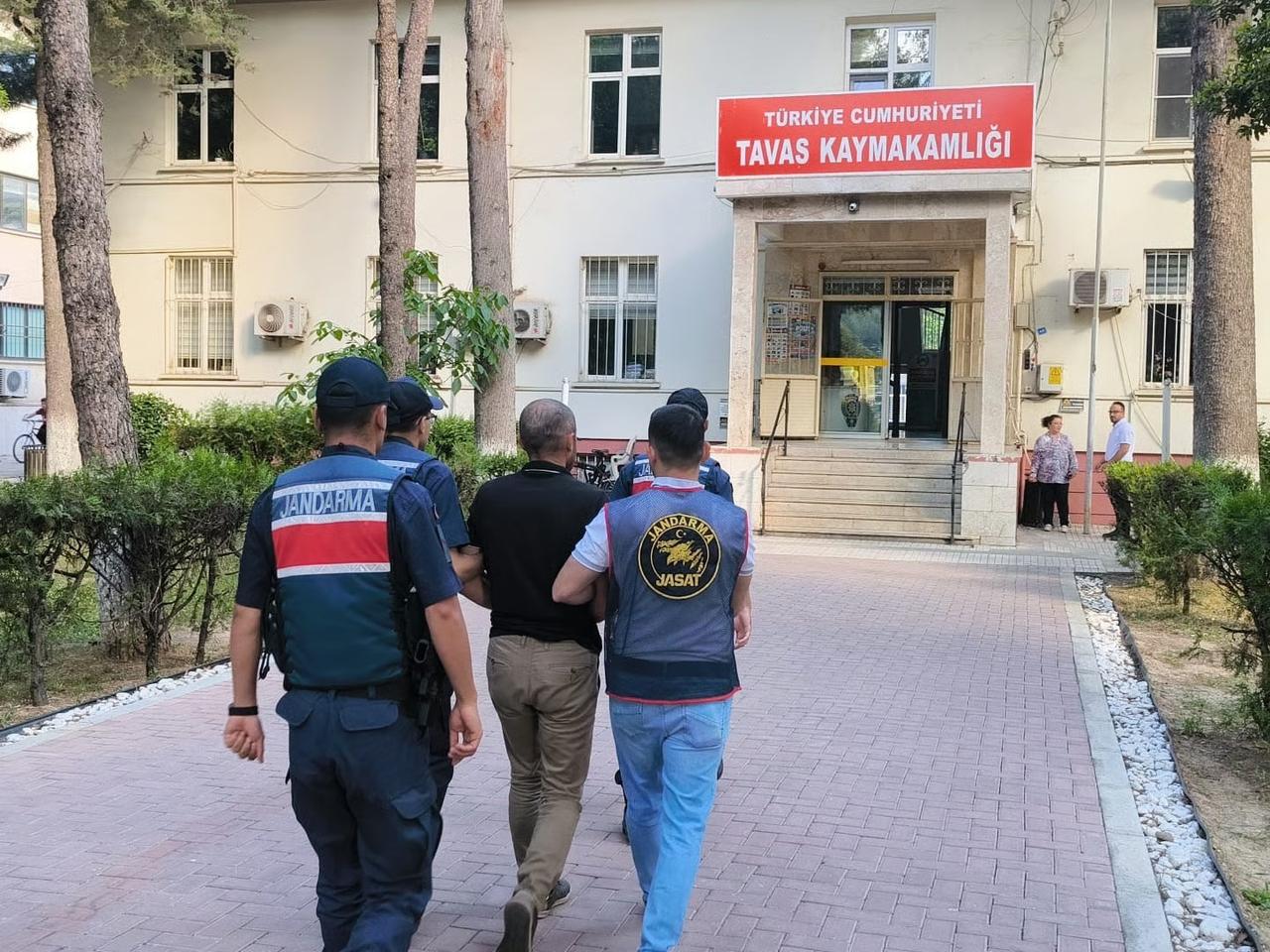 İşe gider gibi 20 milyon TL'lik hırsızlık yaptı