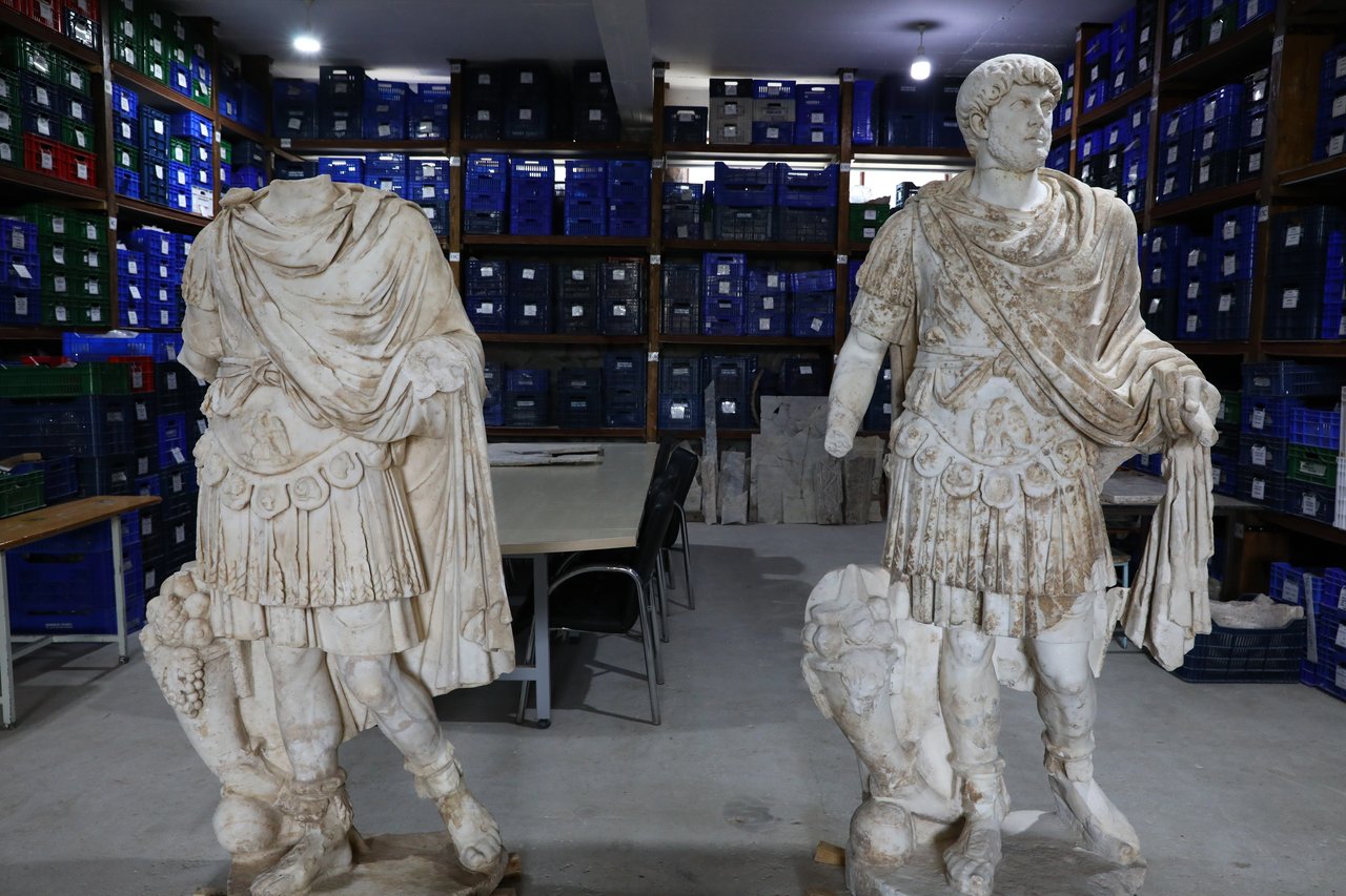 Hadrianus heykeli yeniden ayağa kaldırıldı