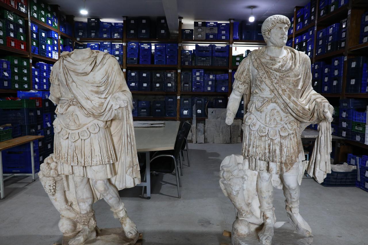 Hadrianus heykeli yeniden ayağa kaldırıldı
