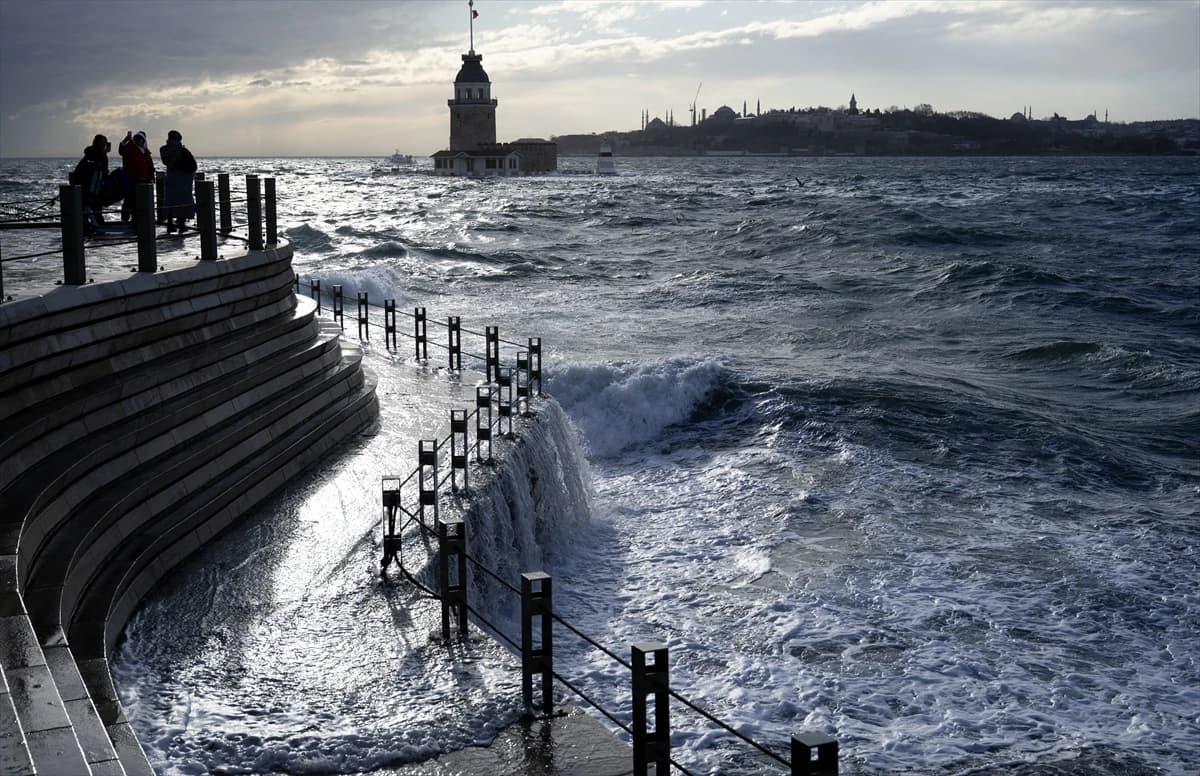 Şiddetli fırtına İstanbul'u vurdu 