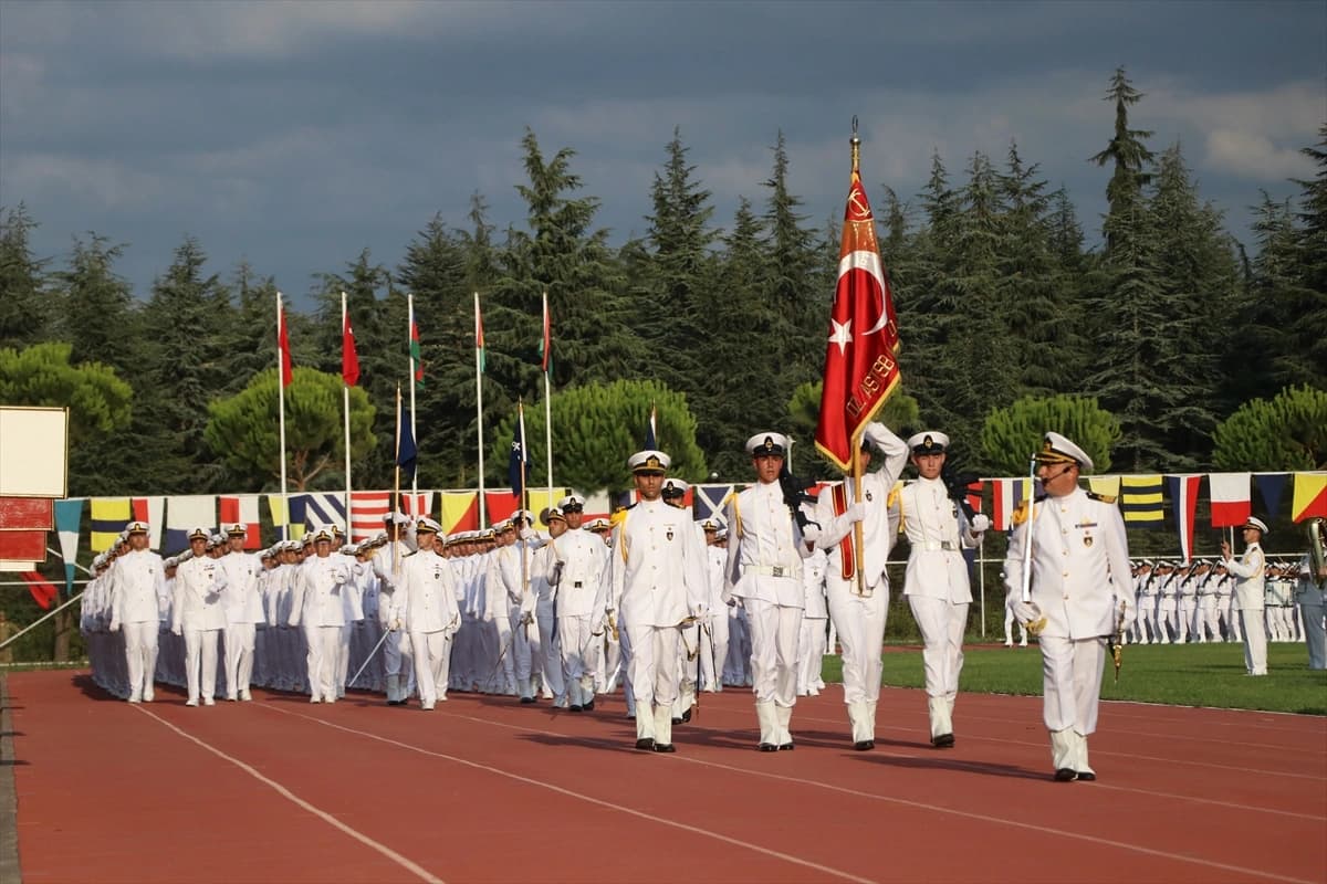 DAMYO'da mezuniyet sevinci: Genç astsubay çavuşlar donanmaya katıldı