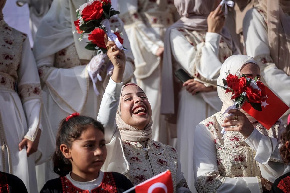 Gazze'de yıkıntılar arasında 50 çift için toplu düğün düzenlendi