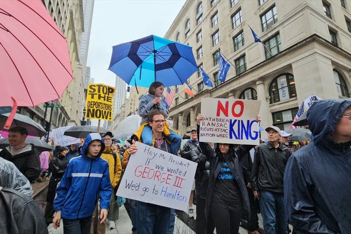 "Krallara Hayır Günü" Trump karşıtı protestolara dönüştü