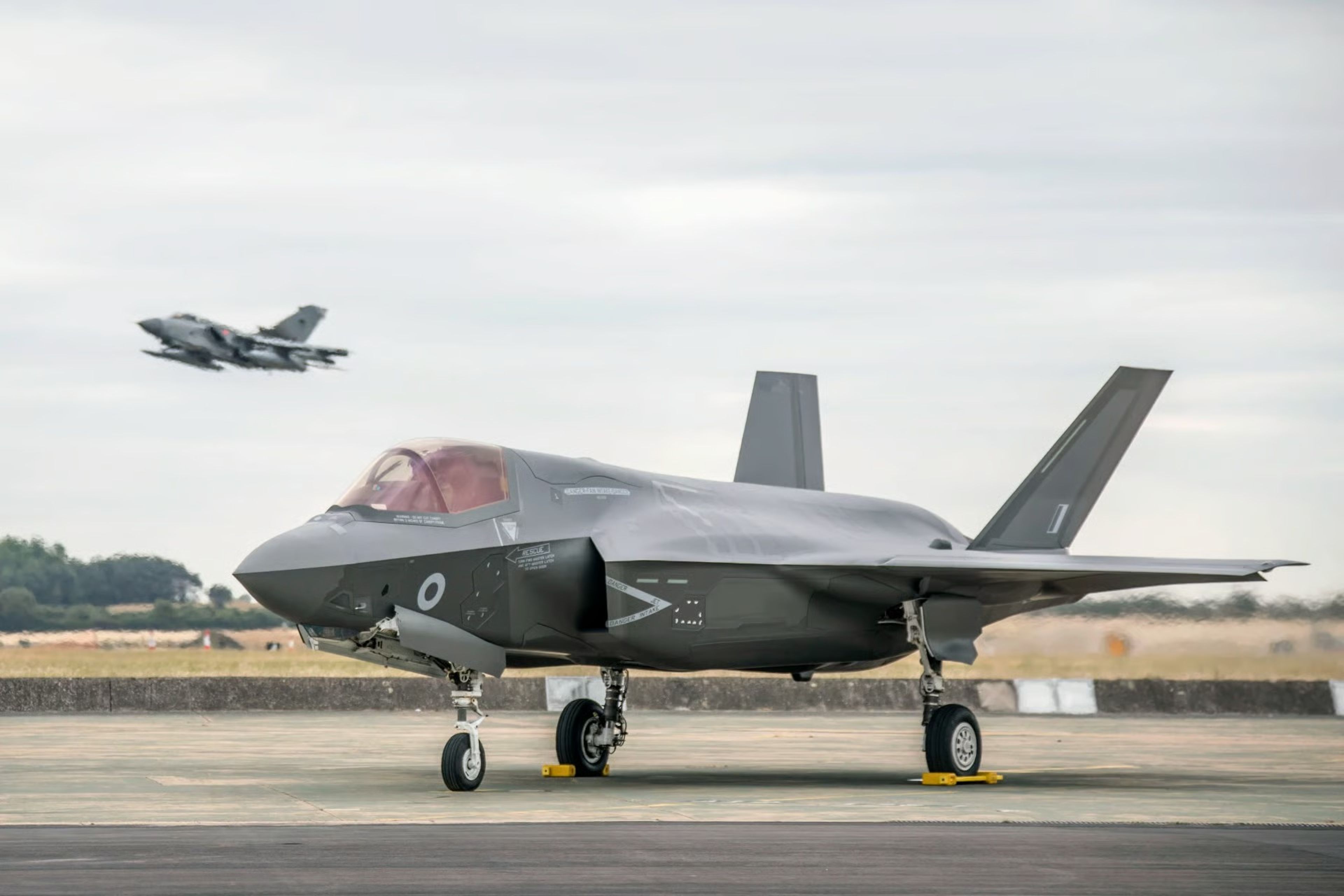 Birleşik Krallık’ın iki F-35B savaş uçağı teslimat uçuşunda arızalandı