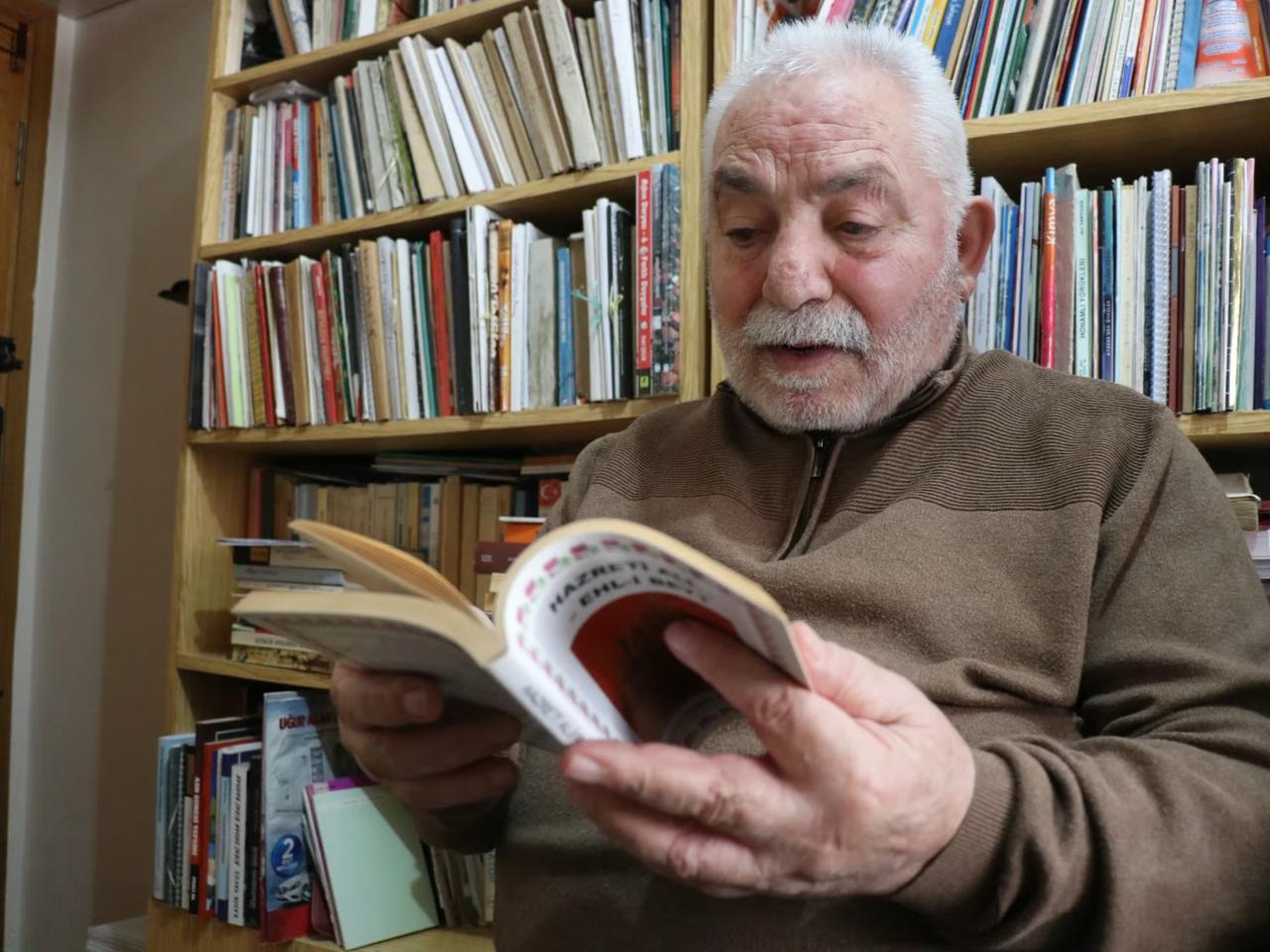 61 yıldır biriktirdiği kitaplarını hediye ediyor