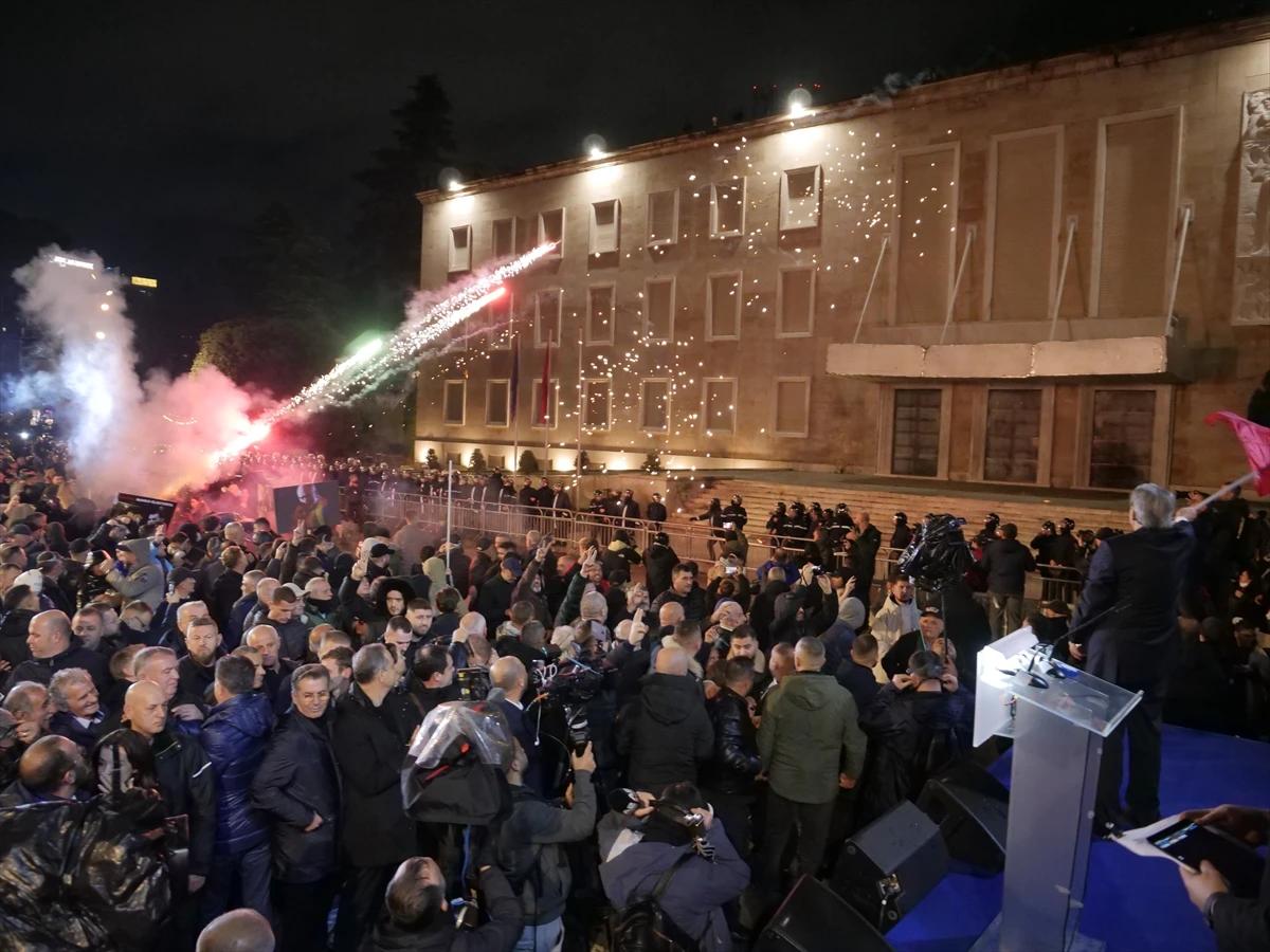Arnavutluk'ta hükümet karşıtı protestolar patlak verdi