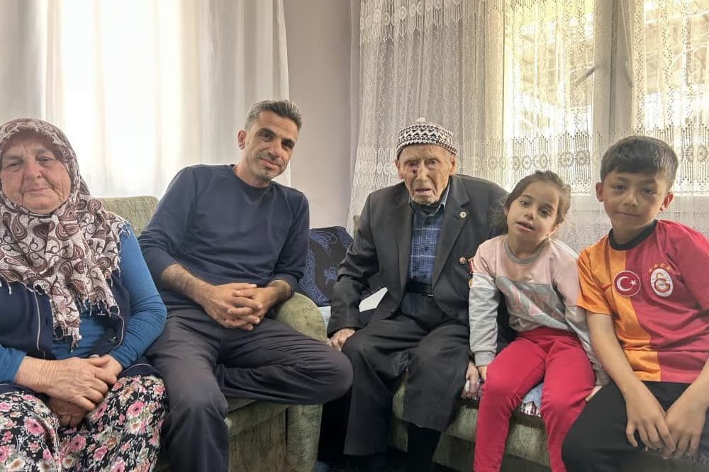 103 yaşındaki kore gazisi Derviş Karakuş, torununun torununu gördü
