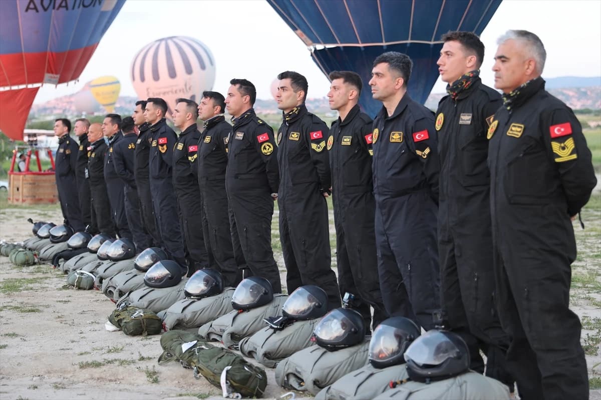 Kapadokya semalarında nefes kesen gösteri: JÖAK paraşüt timi sıcak hava balonundan atladı