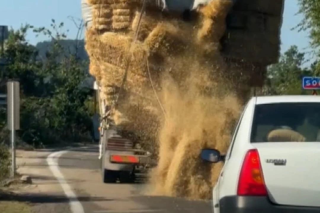 Saman balyası yüklü kamyon trafikte tehlike saçtı