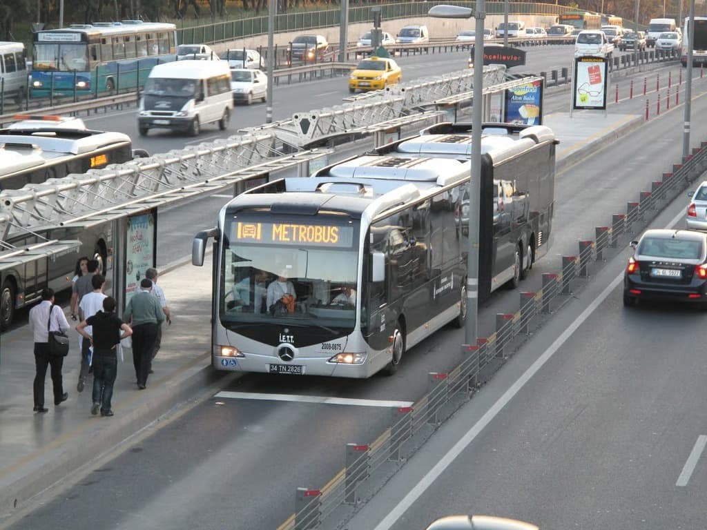 Metrobüse binecekler dikkat! Yarın 6 durak kapalı olacak 