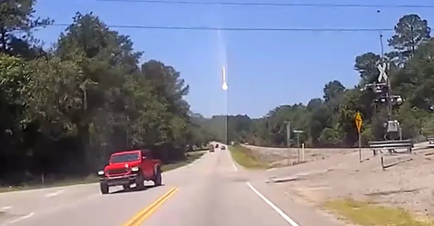 Dashcam videosundan bir fotoğraf, 26 Haziran'da Güney Carolina, Lexington County'de gökyüzünden inen büyük bir ışık parıltısını gösteriyor.
