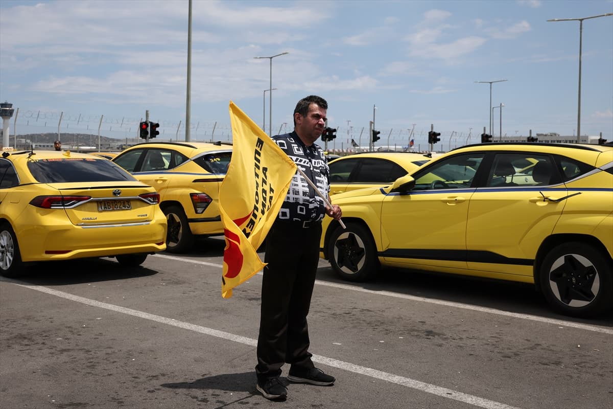 Atina'da taksicilerin grevi hayatı felç etti
