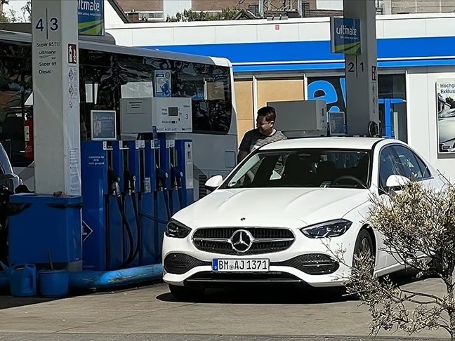 Almanya'da yakıt krizi: Sürücüler ucuz yakıt için Polonya sınırına akın ediyor