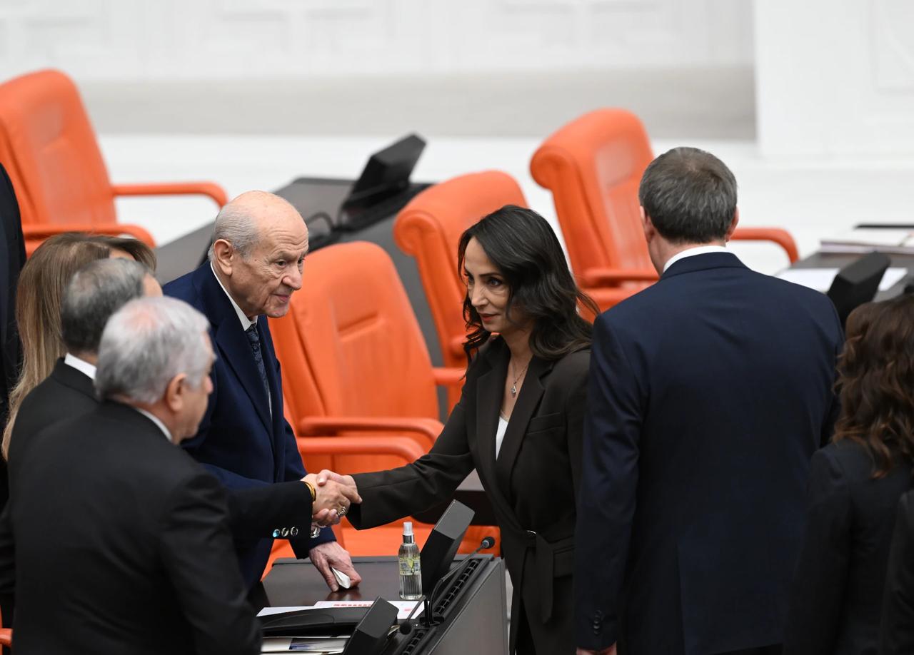 Meclis'te alışılmadık sıcak anlar: Liderler tokalaştı