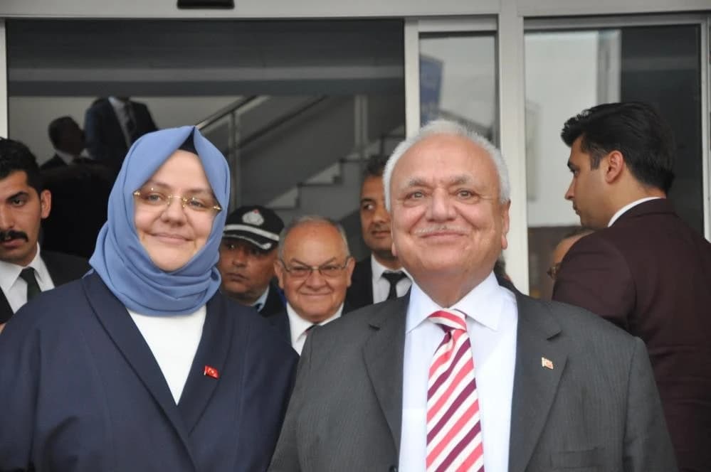 Aydınlı Kültür ve Turizm eski Bakanı Atilla Koç ile kızı Aile, Çalışma ve Sosyal Hizmetler eski Bakanı Zehra Zümrüt Selçuk