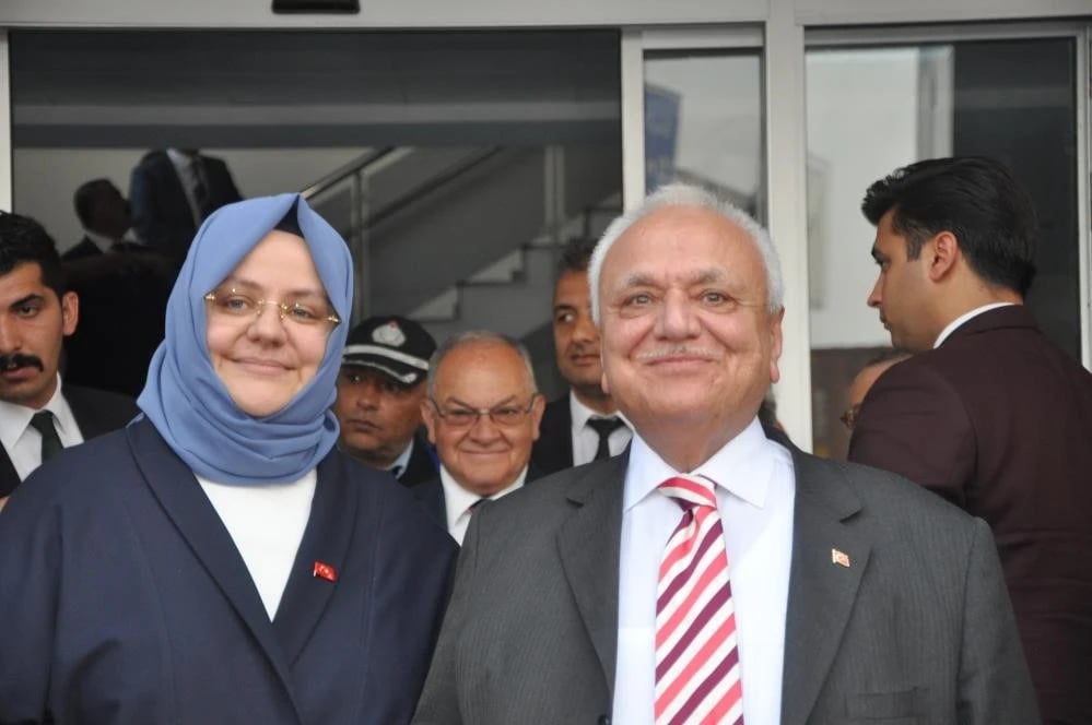 Aydınlı Kültür ve Turizm eski Bakanı Atilla Koç ile kızı Aile, Çalışma ve Sosyal Hizmetler eski Bakanı Zehra Zümrüt Selçuk