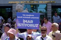 Başkent'te imar mağdurları belediye binası önünde eylem yaptı