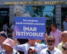 Başkent'te imar mağdurları belediye binası önünde eylem yaptı