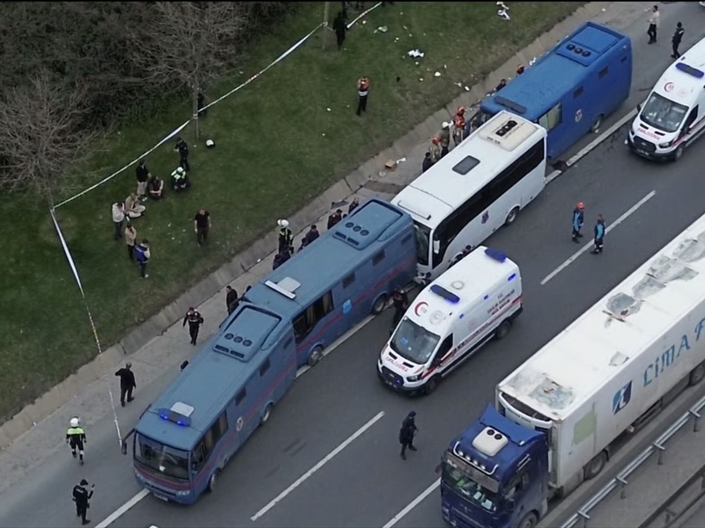 İstanbul'da 4 cezaevi aracının karıştığı zincirleme kazada 15 kişi yaralandı
