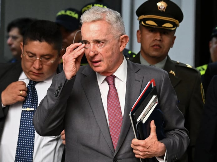 Álvaro Uribe tanıklara müdahale suçundan 12 yıl hapis cezasıyla karşı karşıya