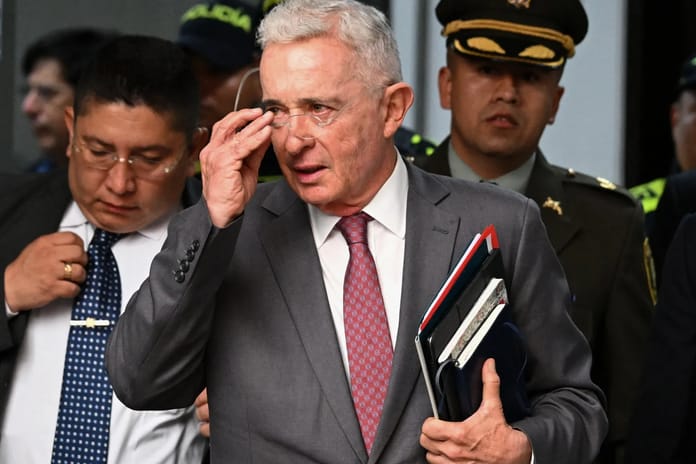Álvaro Uribe tanıklara müdahale suçundan 12 yıl hapis cezasıyla karşı karşıya