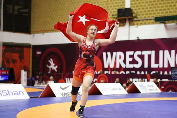 Avrupa Güreş Şampiyonası'nda Beyza Nur Akkuş altın madalya kazanırken, takım halinde ikincilik geldi