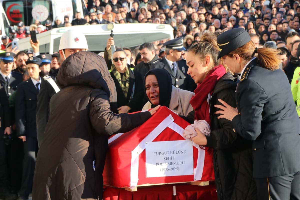 Türkiye şehitlerine ağlıyor: Yalova’da tören düzenlendi 