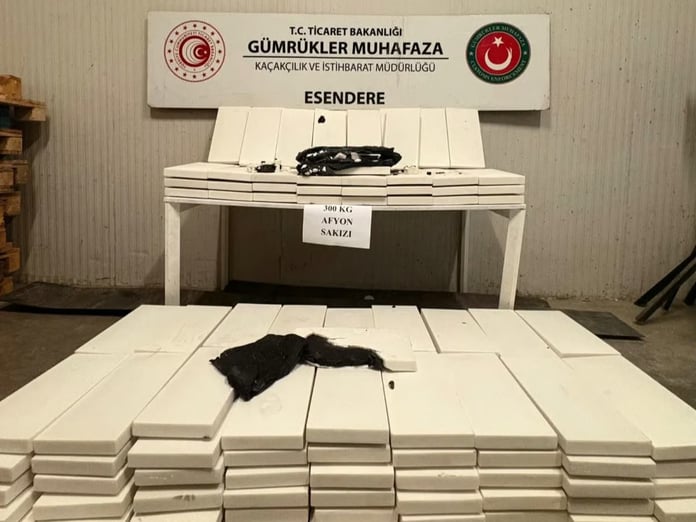 Hakkari'de İran'dan Türkiye'ye giriş yapan tırda 300 kilo uyuşturucu yakalandı