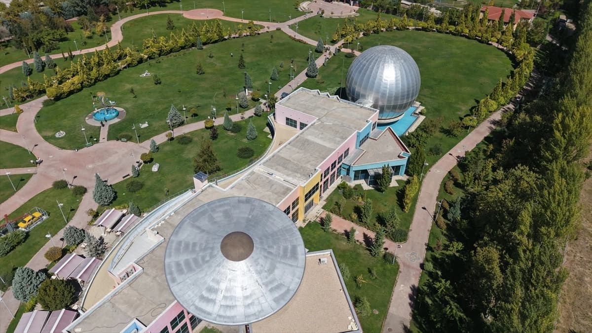 Gizemli karadeliklerin sırrı planetaryumda izleyiciyle buluşturuluyor