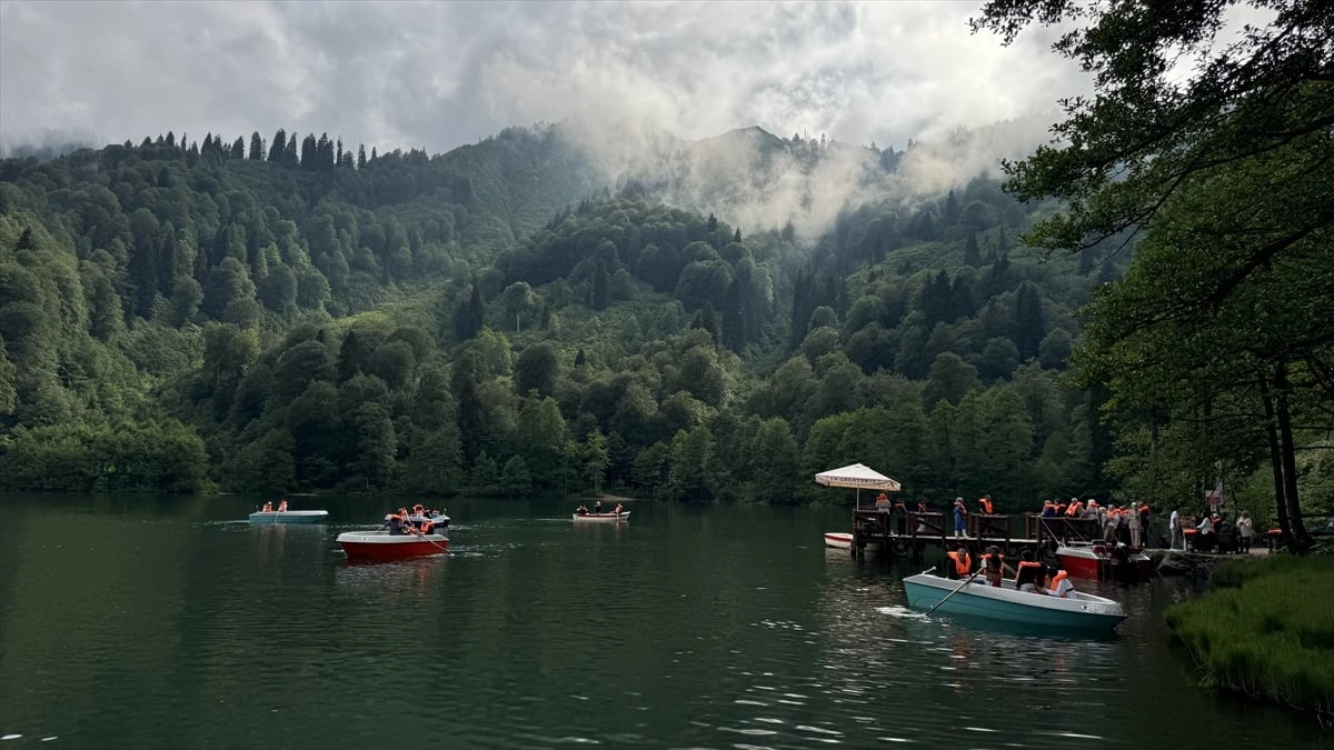 Borçka Karagöl Tabiat Parkı'na ziyaretçi akını